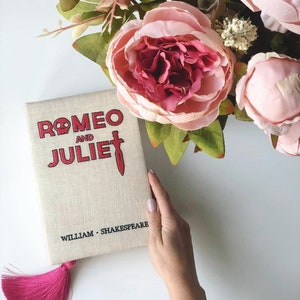 Bolsa clutch bordada para livros - Romeu e Julieta - presente para amantes de livros bege - linda bolsa pequena de linho, veludo e lona