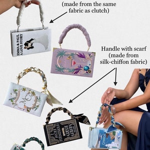 Pu&ograve; includere: Cinque diverse pochette a forma di libro con manici corti. I manici sono realizzati in tessuto o con una sciarpa. Le pochette sono decorate con ricami e presentano titoli come "Emma & Paul A Love Story", "The Great Gatsby" e "Miami".