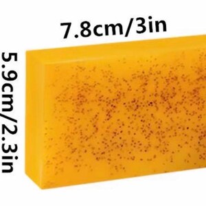 Op de afbeelding: Een rechthoekige zeep in een warme amberkleur, met een gespikkeld patroon. De zeep is 7,8 cm lang en 5,9 cm breed. Het heeft een glad oppervlak en een solide, blokvorm.