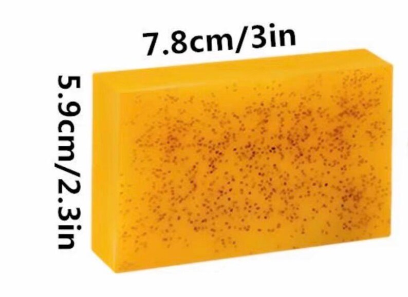 Op de afbeelding: Een rechthoekige zeep in een warme amberkleur, met een gespikkeld patroon. De zeep is 7,8 cm lang en 5,9 cm breed. Het heeft een glad oppervlak en een solide, blokvorm.