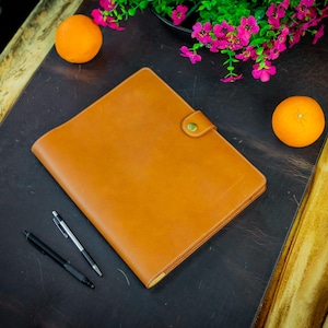 Pasta de couro para caderno Moleskine XL Classic com bolsos e porta-canetas.
