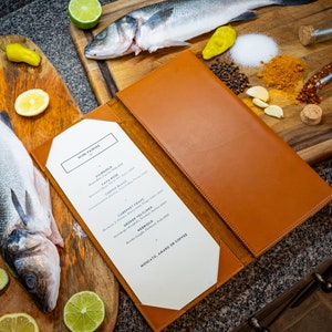 Menu składane na trzy części, skórzana książka menu, menu z winami, grawerowana okładka menu, menu z jedzeniem, menu restauracji, ręcznie robione folio menu, teczka menu w hurtowych ilościach