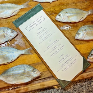 Skórzana okładka menu, grawerowana okładka menu, spersonalizowana teczka menu, menu ze skórzanymi rogami, spersonalizowana okładka menu z logo, menu restauracji