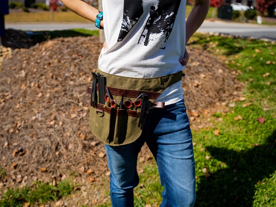 Utensili Per Barbiere D'annata, Forbici Per Parrucchiere Pericolose, Pennello Per Rasare Il Pettine Legno Bianco Di Fondale Piano Image166599934 - Foto 2