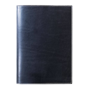 Puede incluir: Un cuaderno de cuero azul oscuro con costuras blancas alrededor de los bordes.