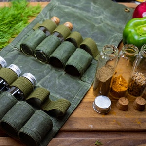 Grünes Gewürzset aus gewachstem Canvas, Bushcraft Set, Gewürzbeutel mit Gläsern inklusive, Küchenaufbewahrung, Gewürzbeutel, Reise-Gewürzbeutel