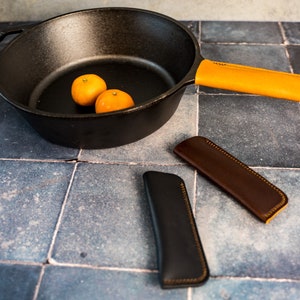 Leather Pan Holder in 3 color, Skillet Hot Handle Holder, Personalized Handle Cover, Holder for Cast Iron Handle, Pot and Fryer Holders