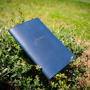 Diário de couro personalizado 7,5 x 10 capa Moleskine grande recarregável | Caderno de couro gravado | Capa de couro com citação INTENÇÕES