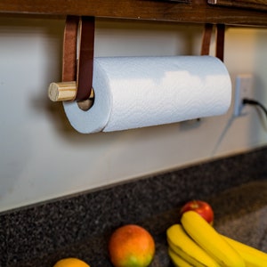 Suporte para toalha de mão montado na parede, suporte para toalha de papel de couro e madeira, armazenamento de cozinha, cabide para toalha de papel com tiras de couro e um passador