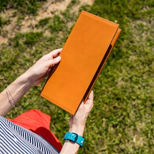 Skórzany grawerowany uchwyt na menu / Twarda okładka składana na trzy części z niestandardowym logo / Książka menu koktajlowego / Okładki menu / Okładka listy barowej / Menu Folio