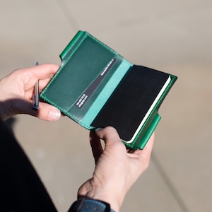 Cartera de diario de cuero verde esmeralda / Estuche de diario brillante / Estuche de diario Volant extra pequeño / Funda de diario de 2,5 x 4 / Diario de bolsillo personalizado