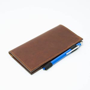 Couverture de chéquier en cuir, portefeuille personnalisé pour chéquier en cuir marron Milwaukee Dublin avec surpiqûres brunes