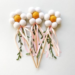 Daisy Flower Wand/ Spring Wand/ Birthday Wand/ Fairy Wand/ Daisy Party Favour/ Easter Wand/ Felt Wand/ Easter Gift/ Gifts for Girls