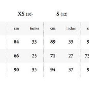 Puede incluir: Tabla de tallas que muestra las medidas de busto, cintura y cadera en cent&iacute;metros y pulgadas para las tallas XS (10), S (12), M (14) y L (16).