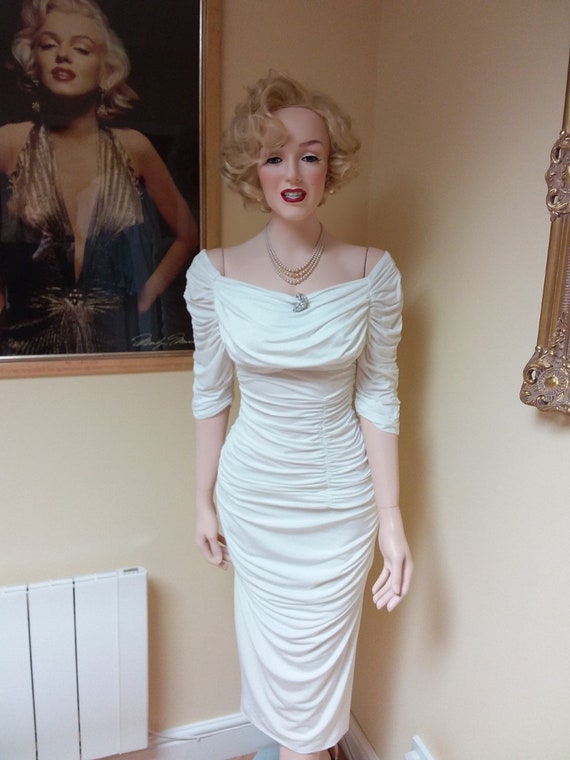 marilyn monroe fitted dress Marilyn Monroe in the dress designed by William Travilla