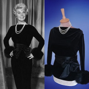 Bestellen... Zwarte fluwelen top Doris Day met manchetten van imitatiebont en een zwarte satijnen sjerpriem