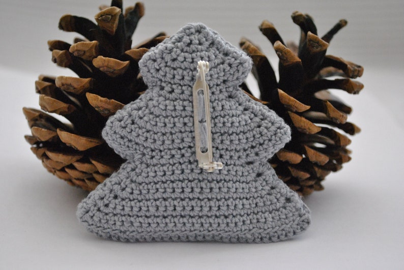 Christmas Brooch,Crochet Christmas brooch,Christmas Accessories,Christmas gift,Holiday Christmas Tree Brooch,Festive Christmas Tree Brooch