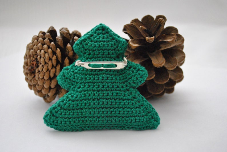 Christmas Brooch,Crochet Christmas brooch,Christmas Accessories,Christmas gift,Holiday Christmas Tree Brooch,Festive Christmas Tree Brooch