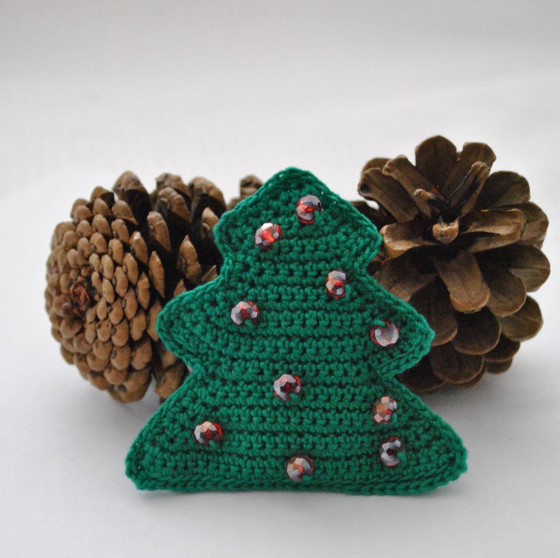 Christmas Brooch,Crochet Christmas brooch,Christmas Accessories,Christmas gift,Holiday Christmas Tree Brooch,Festive Christmas Tree Brooch