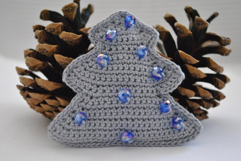 Christmas Brooch,Crochet Christmas brooch,Christmas Accessories,Christmas gift,Holiday Christmas Tree Brooch,Festive Christmas Tree Brooch