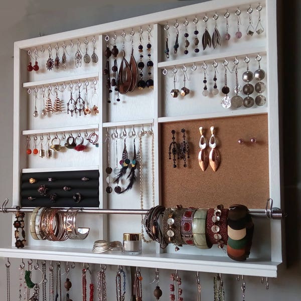 Porte-bijoux. Grandes boucles d'oreilles avec rangement pour bijoux. Organiseur mural en bois pour porte-boucles d'oreilles.