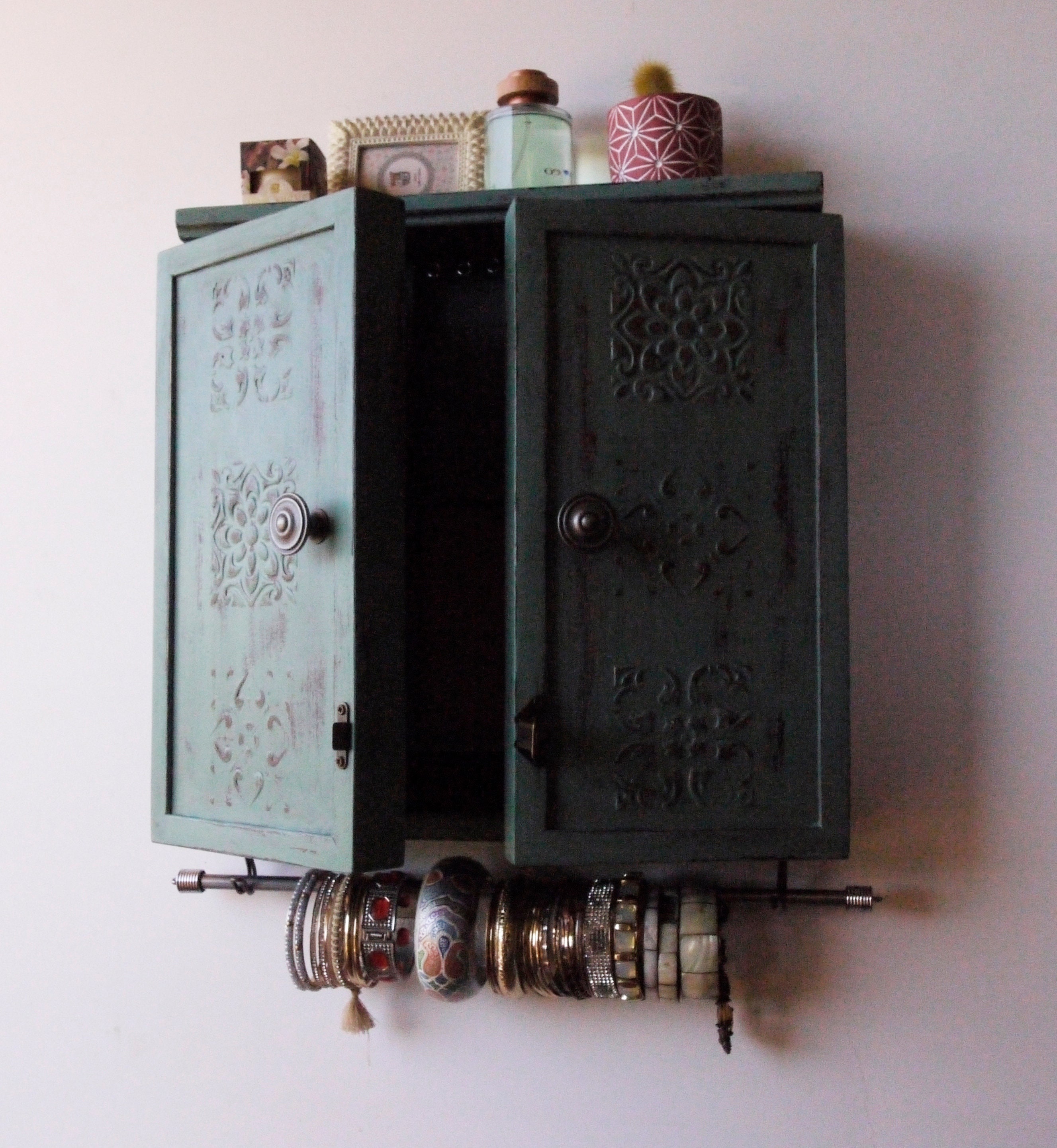 Gabinete de joyería / pendientes de pantalla con puertas / | Etsy