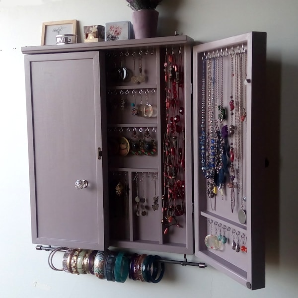 Armoire à bijoux. Armoire mauve légère. stockage de bijoux. Mur en bois monté/ organisateur de boucle d’oreille. boucles d’oreilles rangement /armoire vintage. Affichage de bijou