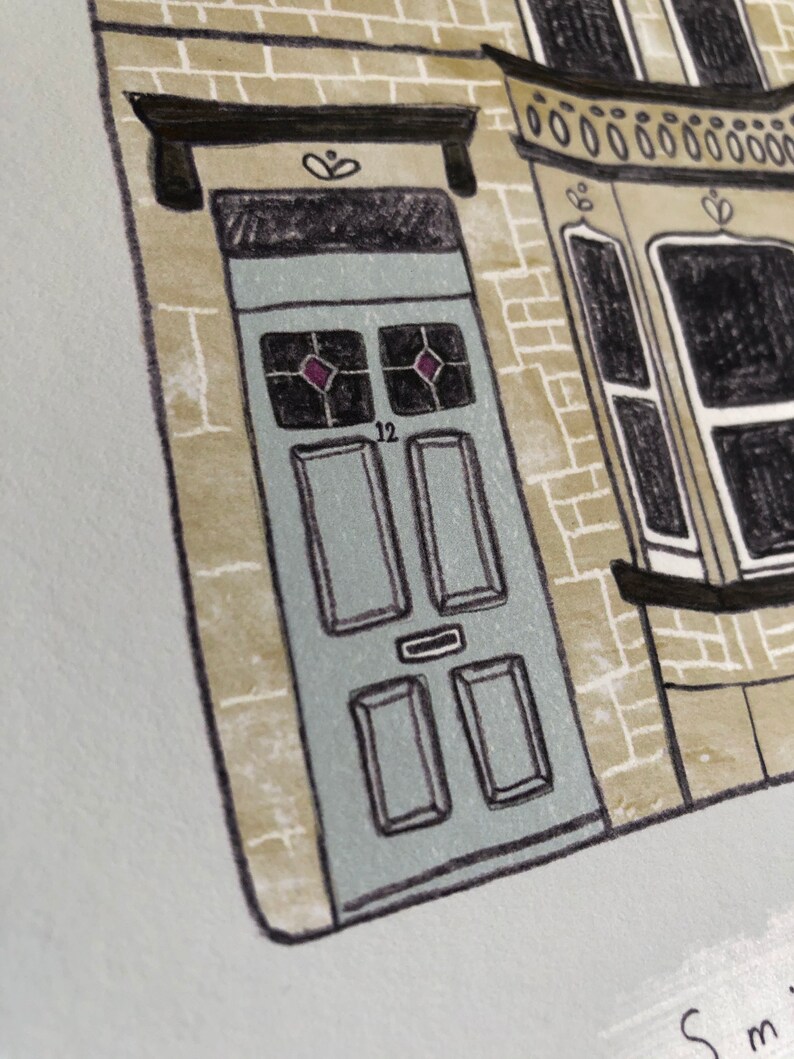 Op de afbeelding: Een handgetekend ontwerp van een huis met een blauwe deur. De deur heeft het nummer "12" erop en twee ruitvormige ramen. Het huis is van baksteen en heeft witte versieringen.