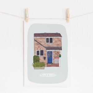 Op de afbeelding: Een handgetekend ontwerp van een bakstenen huis met een blauwe deur en een kleine tuin. Het huis heeft witte versieringen en een bruin dak. De tekst "Tom & Harriet" staat onder het huis.