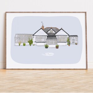 Op de afbeelding: Een aquarel-illustratie van een wit huis met een grijs dak en een groene gazon. Het huis heeft een veranda en een kas. De tekst "The Ayens" staat onder het huis.