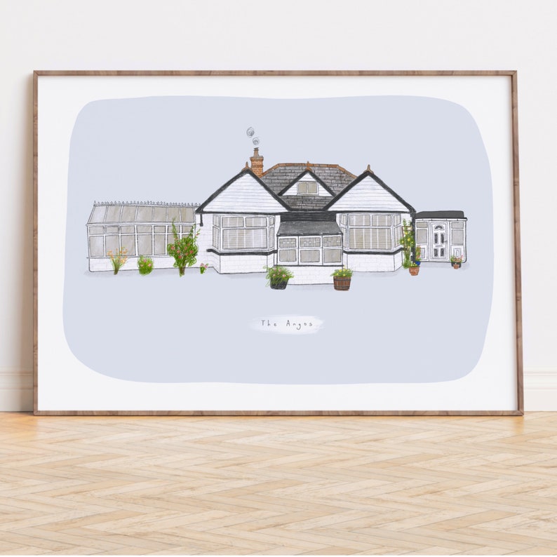 Op de afbeelding: Een aquarel-illustratie van een wit huis met een grijs dak en een groene gazon. Het huis heeft een veranda en een kas. De tekst "The Ayens" staat onder het huis.