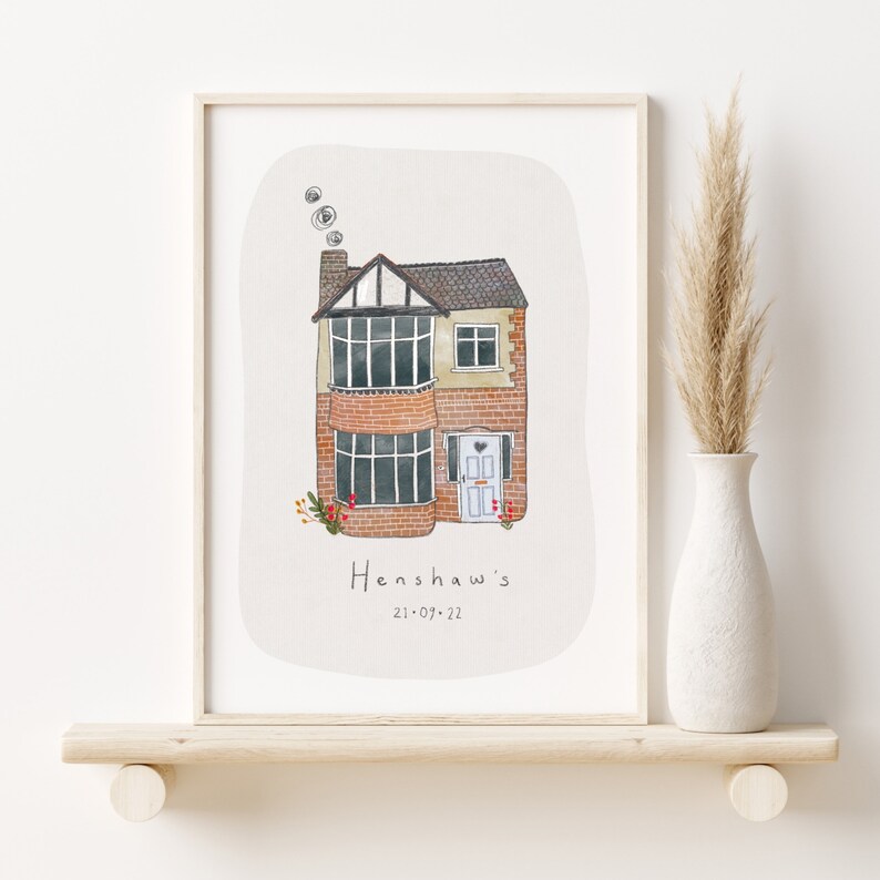 Op de afbeelding: Een aquarel-illustratie van een huis met twee verdiepingen met een bakstenen buitenkant en een witte deur. Het huis heeft een schoorsteen met rook die eruit komt. De illustratie is op een witte achtergrond met de tekst "Henshaw's 21-07-22" onder het huis.