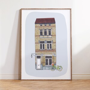 Op de afbeelding: Een handgetekend ontwerp van een gebouw van gele baksteen met een rood dak en een groene fiets ervoor. Het gebouw heeft drie ramen per verdieping en een witte deur. De fiets heeft een mand met bloemen.
