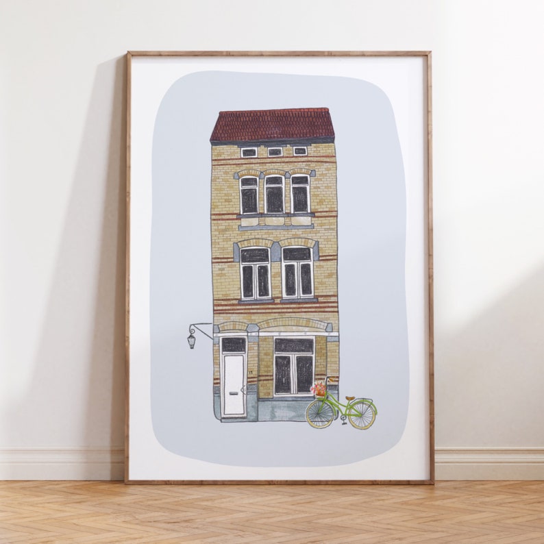Op de afbeelding: Een handgetekend ontwerp van een gebouw van gele baksteen met een rood dak en een groene fiets ervoor. Het gebouw heeft drie ramen per verdieping en een witte deur. De fiets heeft een mand met bloemen.