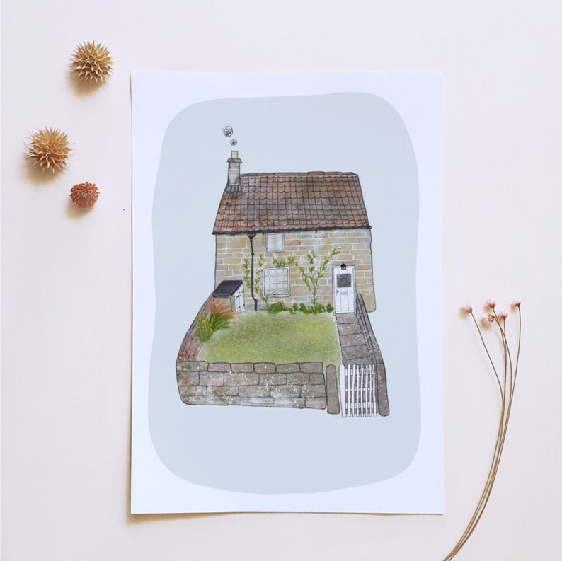 Op de afbeelding: Een aquarel-illustratie van een klein stenen huisje met een bruin dak, een witte deur en een kleine tuin ervoor. Het huisje is omgeven door een stenen muur en een wit hek.