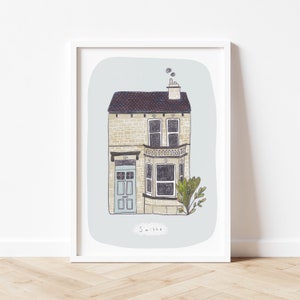 Op de afbeelding: Een handgetekend ontwerp van een huis met twee verdiepingen met een lichtblauwe deur en een erker. Het huis is beige met een bruin dak en een schoorsteen waar rook uit komt. Het huis staat op een lichtblauwe achtergrond met het woord "Smiths" eronder.