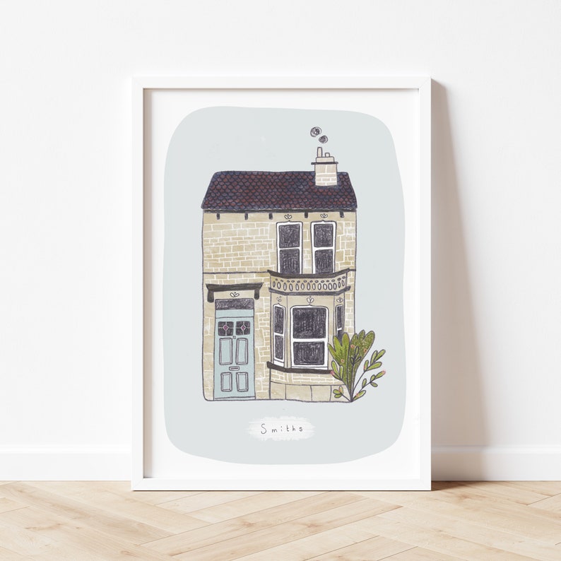 Op de afbeelding: Een handgetekend ontwerp van een huis met twee verdiepingen met een lichtblauwe deur en een erker. Het huis is beige met een bruin dak en een schoorsteen waar rook uit komt. Het huis staat op een lichtblauwe achtergrond met het woord "Smiths" eronder.