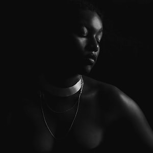 Ritratto di donna nera, fotografia nera, arte delle donne nere, fotografia afroamericana, arte per donne nere, fotografia sensuale, arte nera