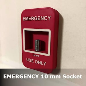 Può includere: Scatola di emergenza rossa con scritte bianche "EMERGENCY" e "USE ONLY". All'interno c'è una chiave a bussola da 10 mm. Il testo "EMERGENCY 10 mm Socket" è in basso nell'immagine.
