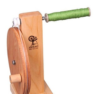 Peut inclure: Un enrouleur de fil en bois avec une bobine de fil vert sur la poignée. L'enrouleur est fabriqué par Ashford Nouvelle-Zélande.