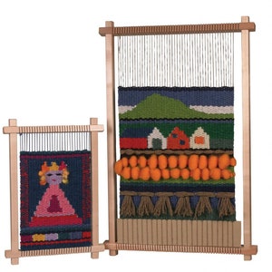 Peut inclure: Deux métiers à tisser en bois avec des cadres de tailles différentes. Le plus grand métier à tisser a une tapisserie terminée avec une scène de paysage, des pompons orange et des franges. Le plus petit métier à tisser a une tapisserie terminée avec un portrait coloré d'une personne.