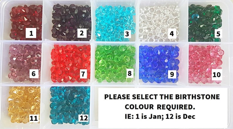 Puede incluir: Un gr&aacute;fico de doce cristales de diferentes colores, numerados del 1 al 12. El texto debajo del gr&aacute;fico dice "PLEASE SELECT THE BIRTHSTONE COLOUR REQUIRED. IE: 1 is Jan; 12 is Dec."