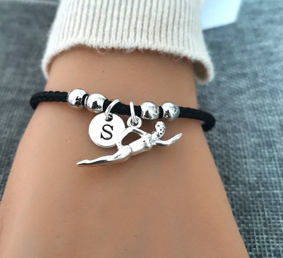 FEELMEM Collana Per Nuotatori Con Ciondolo Inciso 'I Do More Kicks' – Regalo Per Amanti Del Nuoto, Acciaio Inox