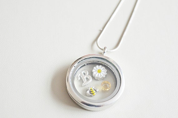 Bee Locket, Bee Memory Locket, Bee themed Gift, Bee Necklace, Bee Jewelry, Bee Lover, Bee Charm, Bee Gifts, Bff Gifts,Bee theme,Bee Birthday