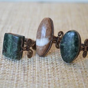 Polierte natürliche Stein Marmor oder Serpentin Statement Ring mit Kupferdraht umwickelt dekoratives Band (Wählen Sie ein)