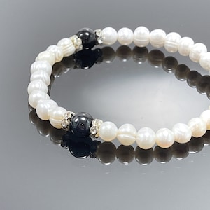 Black Onyx and freshwater pearl bracelet