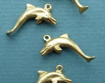 Vintage matte gold plated dolphin charm. 25mm x 12mm Qty:4 (CS25)