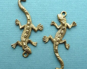 Vintage casted antique gold plated flat back gecko charm. 52mm x 25mm  Qty:2 (CS41)