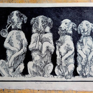 Könnte beinhalten: Schwarzweiß-Illustration von vier Hunden, die Instrumente spielen. Die Hunde tragen Halsbänder und halten Trompeten. Das Bild ist mit "The Horn Section" betitelt und mit "Janus 1918" signiert.