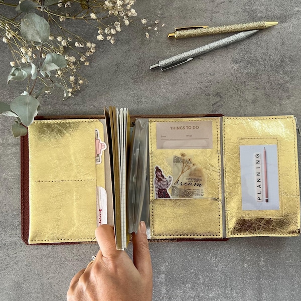 Cartera para cuaderno de viaje con inserto de cuero auténtico dorado y bolsillos adicionales con cremallera para diario de viaje.